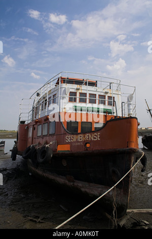 Cacilheiro, un tradizionale fiume Tago traghetto che collega Lisbona all'South-Margin in un cantiere navale di Seixal Bay. Portogallo Foto Stock