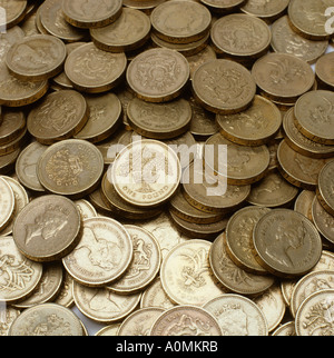 Pila di denaro di U K pound monete Foto Stock