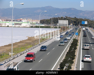 Vicino a Torremolinos Costa del Sol Malaga Provincia Spagna traffico su autostrada A7 Foto Stock