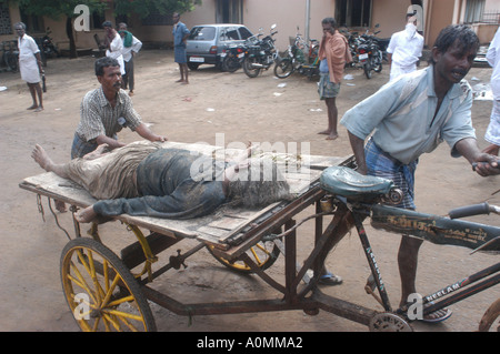 L'uomo morto essendo portati in risciò ciclo dopo lo tsunami terremoto nagapattinum Velankanni Tamil Nadu india Foto Stock