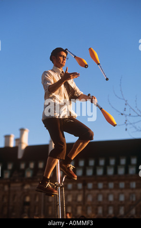 L'uomo sul monociclo giocoleria South Bank London REGNO UNITO Foto Stock