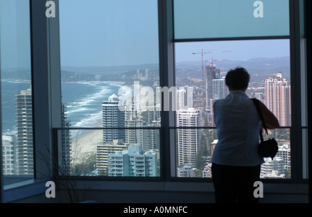 Una donna si affaccia su Surfers Paradise Queensland Australia foto da Bruce Miller 2 2005 Foto Stock
