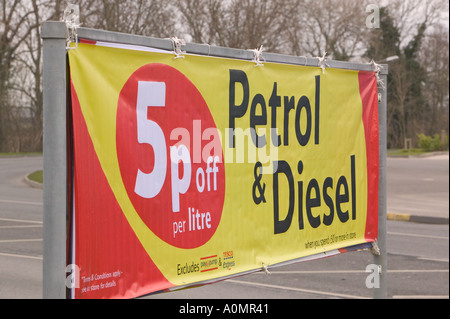 5p off segno benzina a tesco stazione di benzina Carlisle Foto Stock