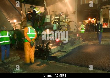 Roadworkers posa nuovo manto stradale durante la notte in Ambleside per ridurre al minimo i disagi per il traffico Foto Stock