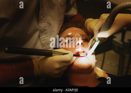 Il trattamento dentale in una sedia dentisti - dentista Foto Stock