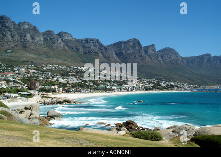 Camps Bay resort sul mare sotto i dodici Apostoli montagne vicino a Città del Capo in Sud Africa RSA Foto Stock