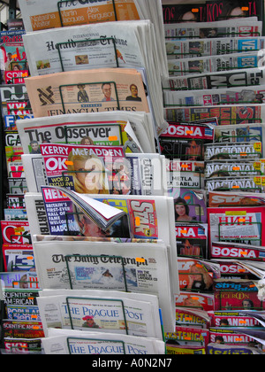 Una vasta gamma di quotidiani internazionali visualizzata su una cremagliera al di fuori di un quotidiano di stallo. Foto Stock