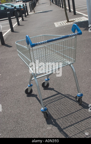 Abbandonato Carrello trolley a Tesco Metro store presso Gallions Reach Retail Shopping Park Becton Newham East London REGNO UNITO Foto Stock