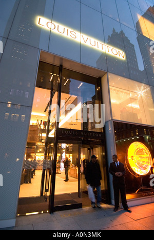 Louis Vuitton store sulla Quinta Avenue in Uptown Manhattan New York STATI UNITI D'AMERICA Foto Stock