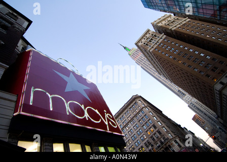 Segno al di fuori dell'ingresso principale a Macy s department store Midtown Manhattan New York STATI UNITI D'AMERICA Foto Stock