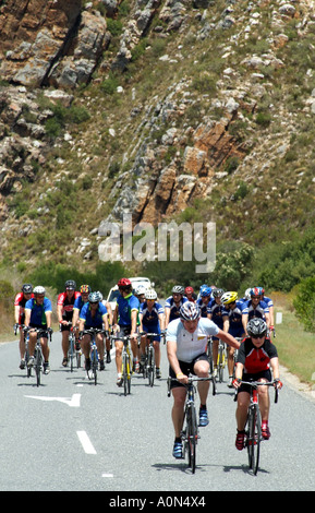 Il potere di pedale associazioni secolo doppia gara ciclistica Western Cape South Africa RSA Tradouw Pass donna rider ottiene aiutando spingere Foto Stock