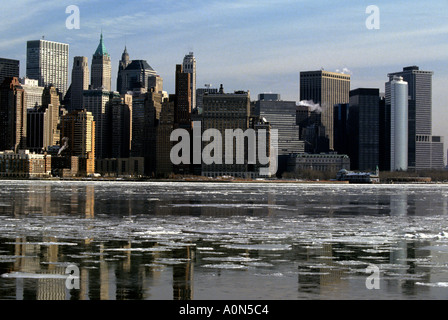 Congelati Fiume Hudson con lo skyline di Manhattan visto da Hoboken New Jersey Foto Stock