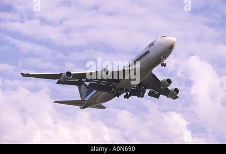 Boeing 747 Cargo Singapore Airlines in atterraggio approccio all'aeroporto di Heathrow Foto Stock