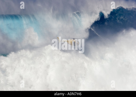 Un elicottero le riprese di un rimorchio in surfer a Peahi, (ganasce) off Maui, Hawaii. Foto Stock