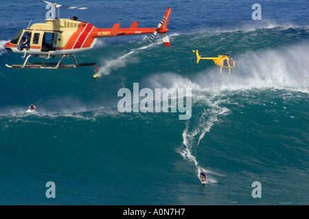 Un elicottero le riprese di un rimorchio in surfer a Peahi, (ganasce) off Maui, Hawaii. Foto Stock