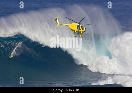 Un elicottero le riprese di un rimorchio in surfer a Peahi, (ganasce) off Maui, Hawaii. Foto Stock