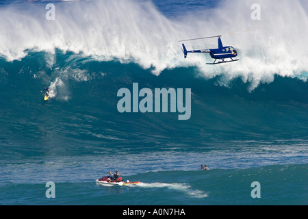 Un elicottero le riprese di un rimorchio in surfer a Peahi, (ganasce) off Maui, Hawaii. Foto Stock