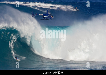 Un elicottero le riprese di un rimorchio in surfer a Peahi, (ganasce) off Maui, Hawaii. Foto Stock