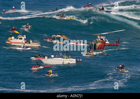 Un elicottero le riprese di un rimorchio in surfer a Peahi, (ganasce) off Maui, Hawaii. Foto Stock