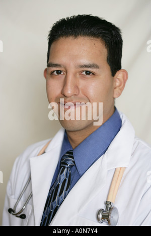 Ispanico / Latino maschio ritratto medico indossando un bianco camice e stetoscopio. Foto Stock