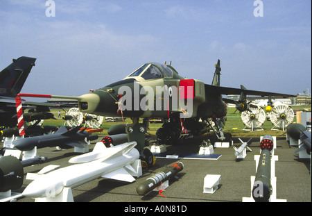 SEPECAT Jaguar armi carico Airshow di Farnborough Foto Stock