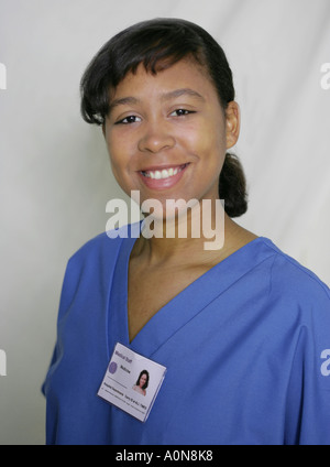 Professionista del healthcare sorridente. Giovane infermiere o altro ospedale/clinica dipendente. Foto Stock