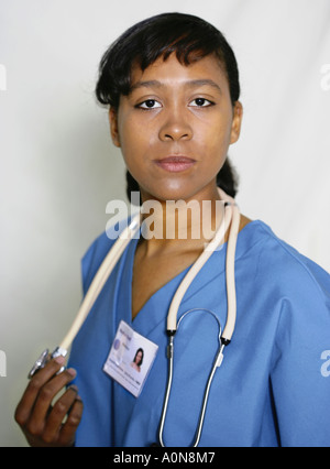 Medico nero/infermiere ritratto indossando blue scrubs e stetoscopio. Foto Stock