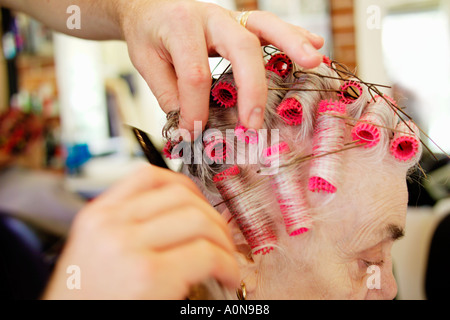 Signora 70s 80s a parrucchieri tradizionale England Regno Unito Foto Stock