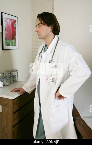 Medico di sesso maschile con il bianco camice e stetoscopio in clinica o la sala esame. Foto Stock