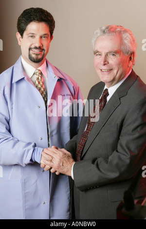 Felice il medico e il paziente si stringono le mani. Foto Stock