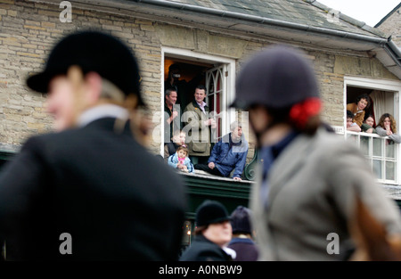 Golden Valley Hunt assemblare presso il Villaggio Orologio Square in Hay on Wye Powys Wales UK GB guardato da sostenitori dalla finestra al piano di sopra Foto Stock