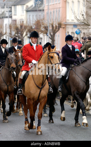 Golden Valley Hunt insieme fuori dal villaggio orologio Square in Hay on Wye Powys Wales UK GB Foto Stock