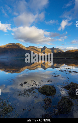 Le cinque sorelle di Kintail riflessa in Loch Duich Wester Ross Scotland Regno Unito Foto Stock