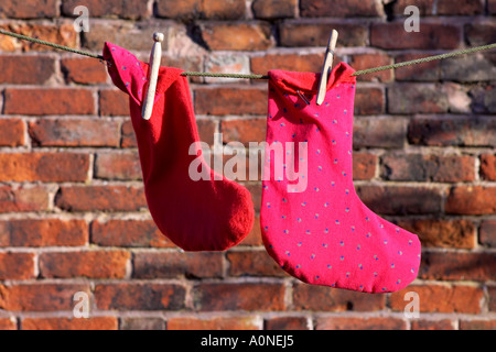 Due calze essiccazione su una linea di lavaggio di Dudley, west midlands, Inghilterra Foto Stock