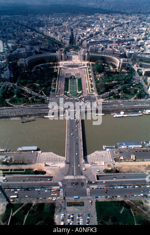 Vista dalla Torre Eiffel guardando ad ovest con il Fiume Senna e il Palais de Chaillot Foto Stock