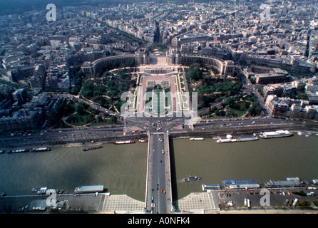 Vista dalla Torre Eiffel guardando ad ovest con il Fiume Senna e il Palais de Chaillot Foto Stock