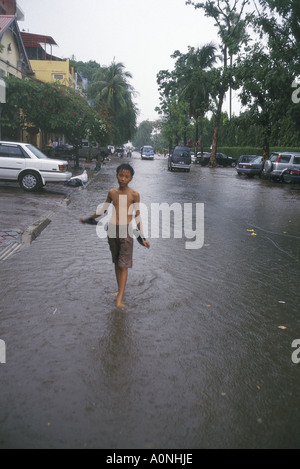 Cambogia Phnom Penh strade allagate durante il monsone di pioggia Foto Stock