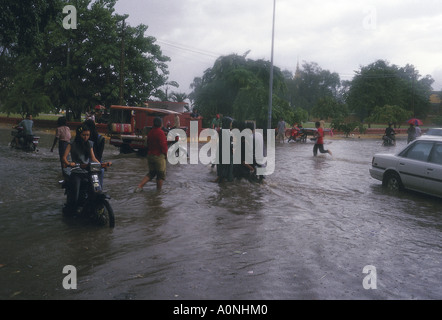 Cambogia Phnom Penh strade allagate durante il monsone di pioggia Foto Stock