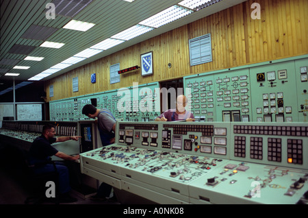 La Bosnia ed Erzegovina. Termoelektrana - Kakanj/Elektroprivreda BiH; uomini al lavoro nella sala di controllo. Foto Stock