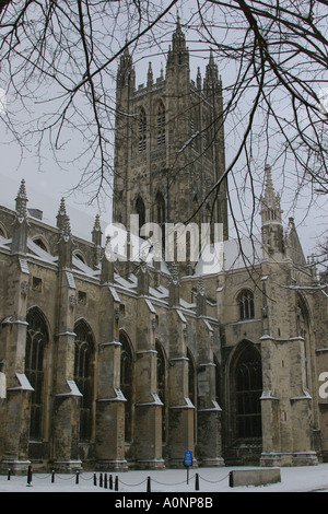 0129 la Cattedrale di Canterbury e coperto di neve Foto Stock