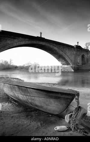 Barca sul banco di sabbia vicino Ponte fiume Dee Chester Foto Stock