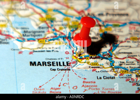 Mappa perno rivolto a Marsiglia Francia su una mappa stradale Foto Stock