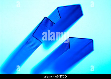 Abstract vicino la fotografia macro di articoli di cancelleria Croce trasformati e colorato Foto Stock