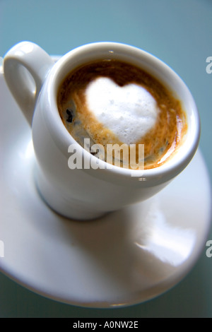 Tazza da caffè con cuore schiuma sagomato Foto Stock