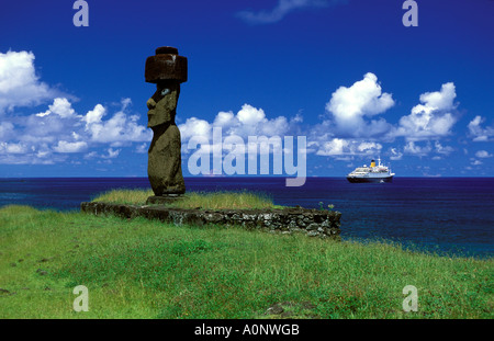 Rapa Nui statua con pietra di testa a Ahu Tahai Foto Stock