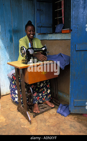 Una donna con una macchina da cucire che ha avviato una piccola impresa Foto Stock