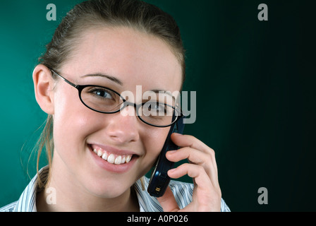 Giovane donna business parlando al telefono Foto Stock