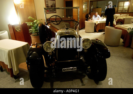 Torino Lingotto un vecchio modello Fiat nel ristorante dell'hotel Meridien che è ospitato nella ex fabbrica Fiat Foto Stock