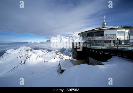 Alpi Svizzere, Inverno. Vista dalla cima di Piz Gloria del Monte Shilthorn nell'Oberland Bernese, Svizzera. Location per James Bond Film su Her Maje Foto Stock