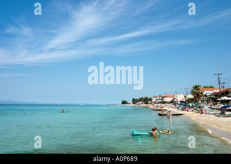 Spiaggia nel centro del resort, Pefkohori, penisola Kassandra di Halkidiki, Grecia Foto Stock